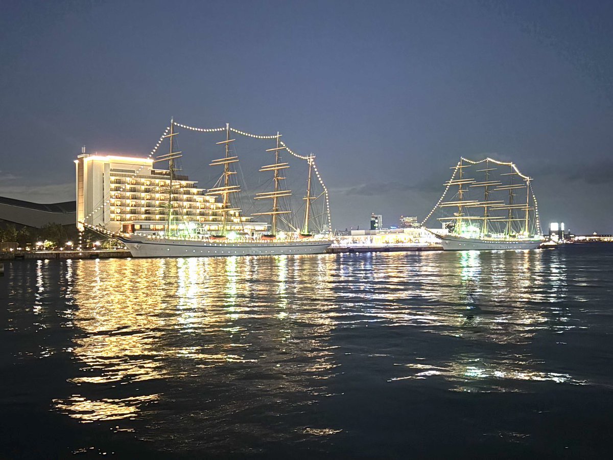 夜も素敵です 海に反射した光も合わせて 美しいです 少し寒いですが 波