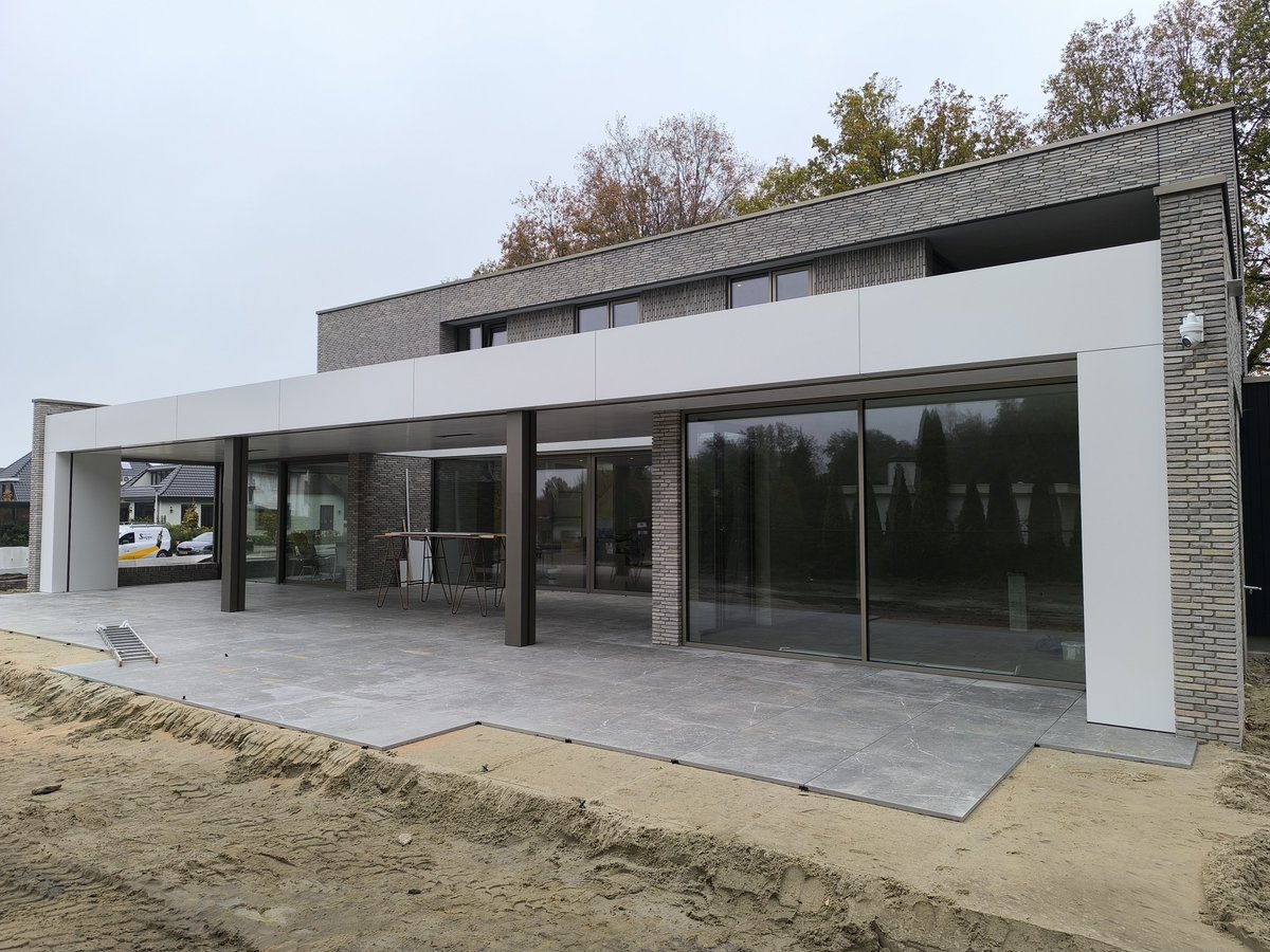 WarmesBV's tweet photo. Deze prachtige woning in Oldenzaal is opgeleverd. 
🔨Als je op deze link klikt, lees je alles over de 𝐛𝐨𝐮𝐰𝐤𝐮𝐧𝐝𝐢𝐠𝐞 𝐳𝐚𝐤𝐞𝐧 die heel goed doordacht zijn (doorstrijkmortels, geanodiseerde kozijnen en next level beplating): https://t.co/tvcCIJs6uw
🔸🔹 https://t.co/rx2RBUUhbL