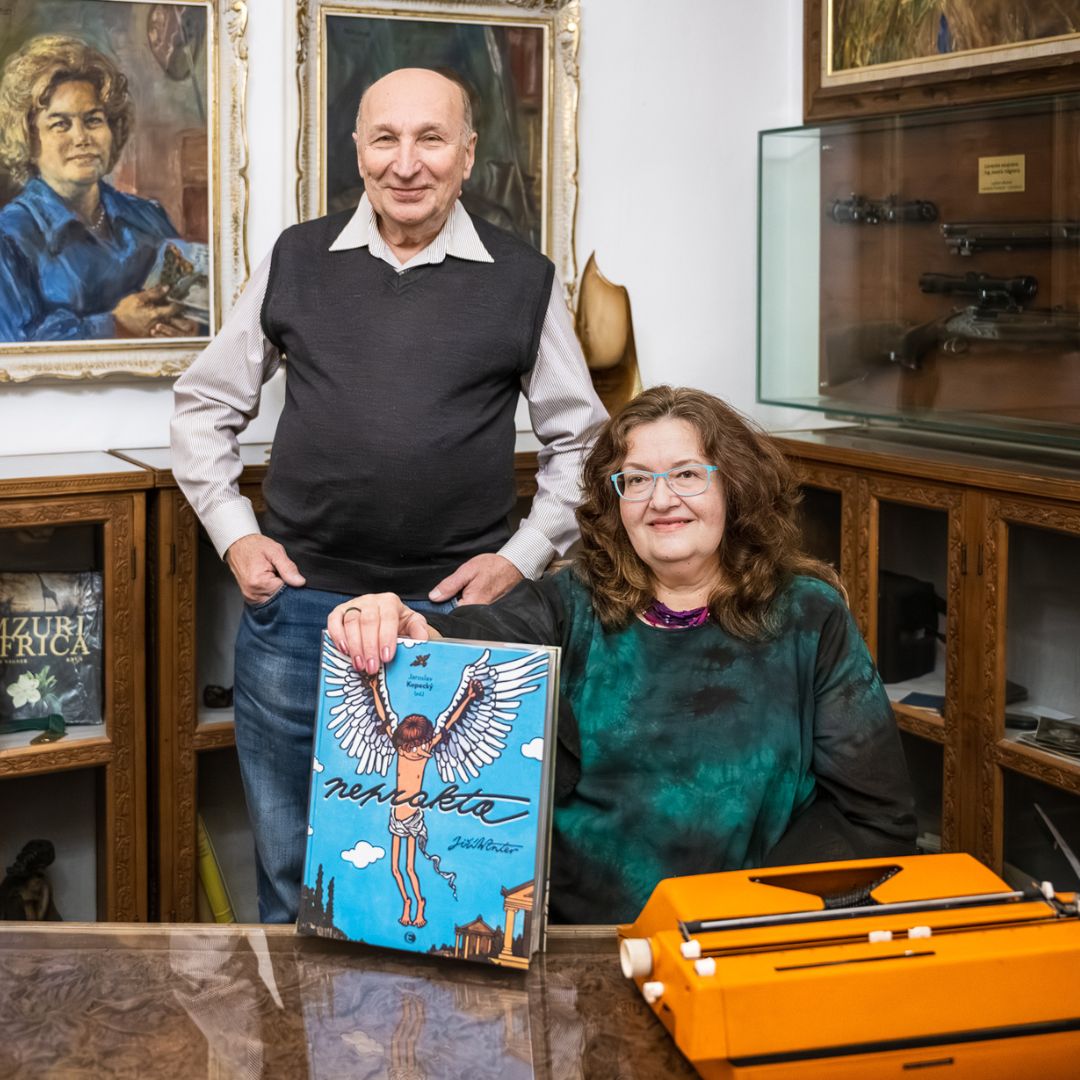 A ještě jednou křest Neprakty, tentokrát fotografie pořízené profesionální fotografkou Helenou Hubáčkovou. Děkujeme, že jsme mohli strávit příjemné chvíle v prostorách vily La Rosa v <a href="/zoodvurkralove/">Safari Park Dvůr Králové</a> - SAFARI PARK DVŮR KRÁLOVÉ.

epocha.cz/kniha/jaroslav…