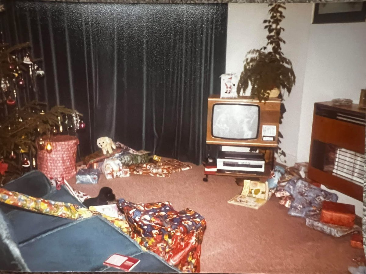 Found this picture of Christmas 🎄 morning in Newlands Road in 1982. 

Big tv 📺, video recorder, ash tray, velvet theme, wall mounted gas fire 🔥, homemade Xmas card, lots of presents 🎅 and lovely family Xmas morning 🎁