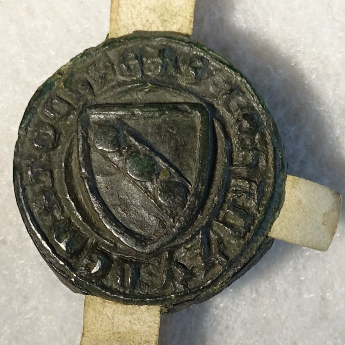 Décorez votre #archisapin avec boules et guirlandes, comme #LeSceauDuMardi du bourgeois de Strasbourg Johans Peyger, et ses trois besants posés sur une bande !!
Empreinte de 1401 conservée aux <a href="/ArchivesStras/">Archives Strasbourg</a>
sigilla.irht.cnrs.fr/40629