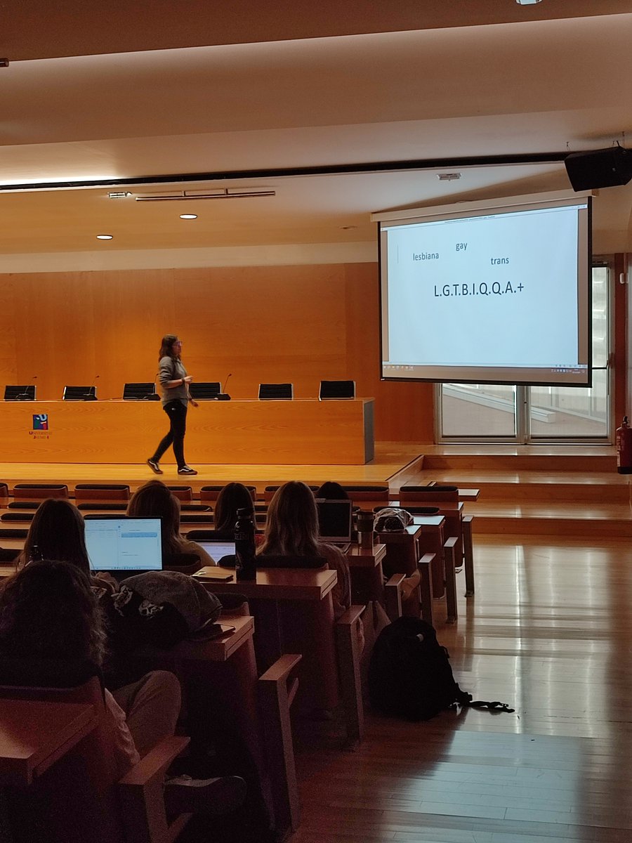 --📷📷--At the latest Intercultural Seminar, Naiara Martínez Gómez from the LGBTIAQ+ Diversity Program at Universitat Jaume I discussed the differences between gender and sex, and how society imposes attitudes on us that are often not choices, but assignments.
