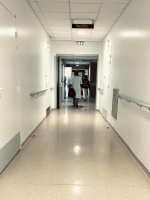 SanteMentale's tweet photo. Pour répondre à la #hausse des #demandes de prise en charge des #adolescents, le @ch_perrens à Bordeaux, a ouvert une unité d’hospitalisation de post-urgence (nommée Unité de Soins Brefs pour Adolescents) pour les #mineurs âgés de 11 à 16 ans. https://t.co/R6q43HQ0Ni https://t.co/pNOULQS10d