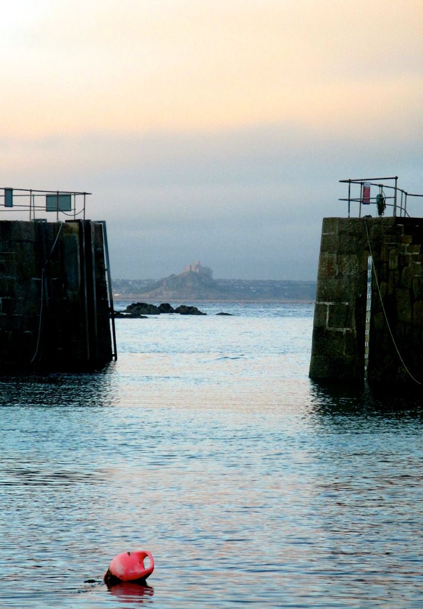 A lovely image a day to cleanse the timeline. St Michael’s Mount seen through the Gaps at Mousehole. #Cornwall