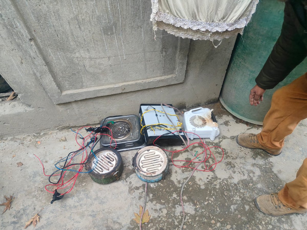 AeeJPDCLKtwr's tweet photo. Inspection drives are underway at various locations in SD Kishtwar to crack down illegal electrical connections/hooking, unauthorized loads, meter tampering and other such defaulters. @dckishtwar @JPDCLofficial @SuperintendingK @xenjpdclktwr https://t.co/CEM9FzlOcJ