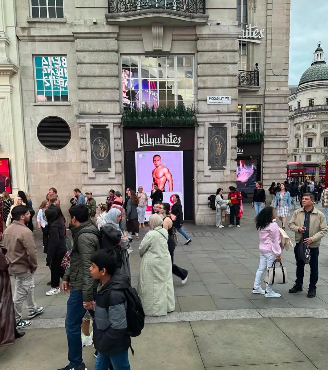 Congratulations to <a href="/thisisnq/">NQ</a> for being named as one of the best marketing campaigns of the year <a href="/MusicAlly/">Music Ally</a> for <a href="/OfficialAitch/">Aitch</a> Famous Girl Campaign!

#OOH Billboards by <a href="/BreakingAdsAgcy/">Breaking Ads Agency</a> <a href="/OOHWithJess/">OOH With Jess 🌏🇬🇧🇺🇲</a>