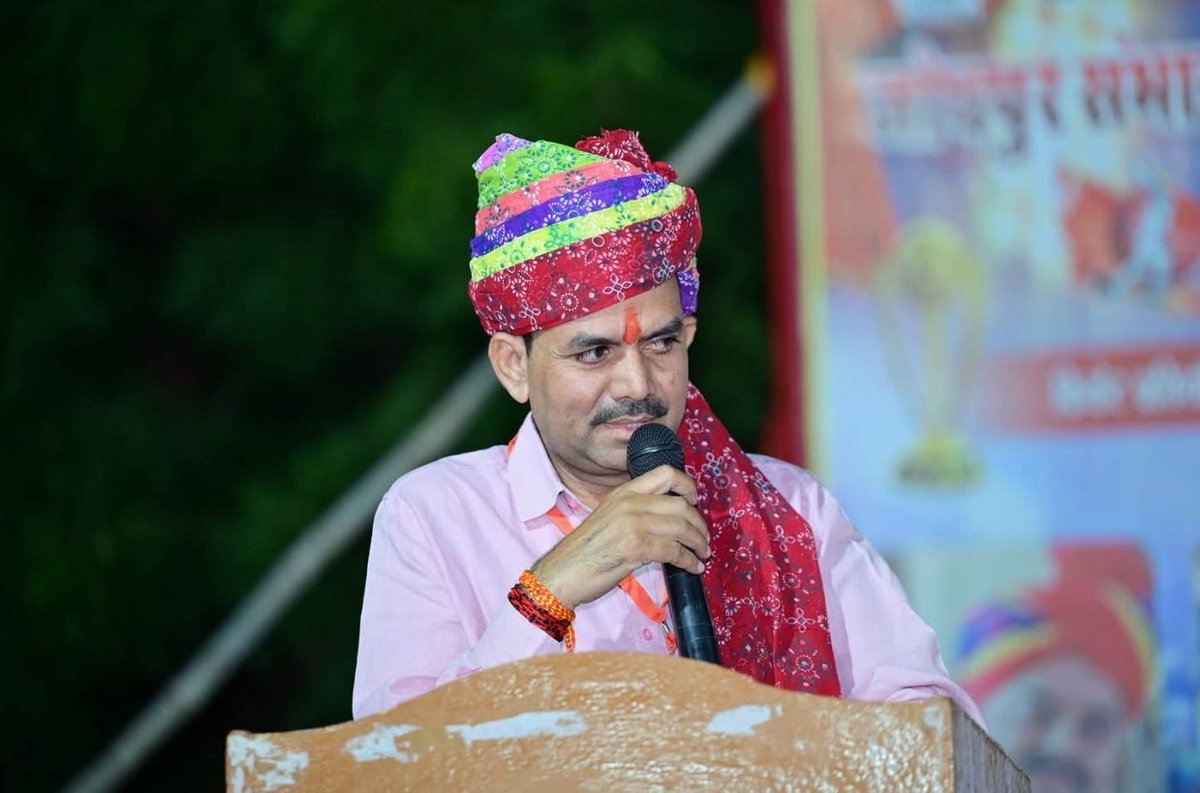 ईश्वर की कृपा एवं माता पिता के आशीर्वाद से आज राजकीय सेवा में 25 वर्ष (10 दिसंबर, 1999) पूर्ण हुए ।राजकीय दायित्व के निर्वहन में आमजन से मिले सहयोग और आशीर्वाद तथा प्रदेश के लाखों कर्मचारी साथियों के अपार स्नेह  के लिए आत्मीय आभार ।🌹🙏जय जय श्री राधे 🙏🌹जय जय श्री कृष्णा 🙏🌹