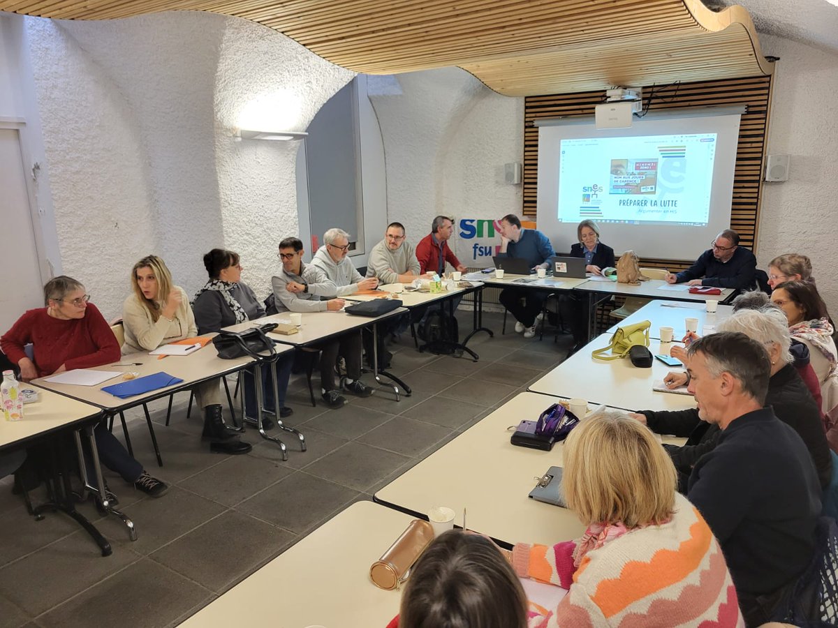 MBellaigue's tweet photo. Stage de #formationsyndicale du @SNESClermont "Préparer sa retraite", encore 1 fois de nombreuses et nombreux collègues présent•es pour s'informer, échanger, lutter, construire et renforcer le collectif par le lien actifs-retraités ! 
#retraite #carriere #revalorisation #statut https://t.co/rocvelCqnf