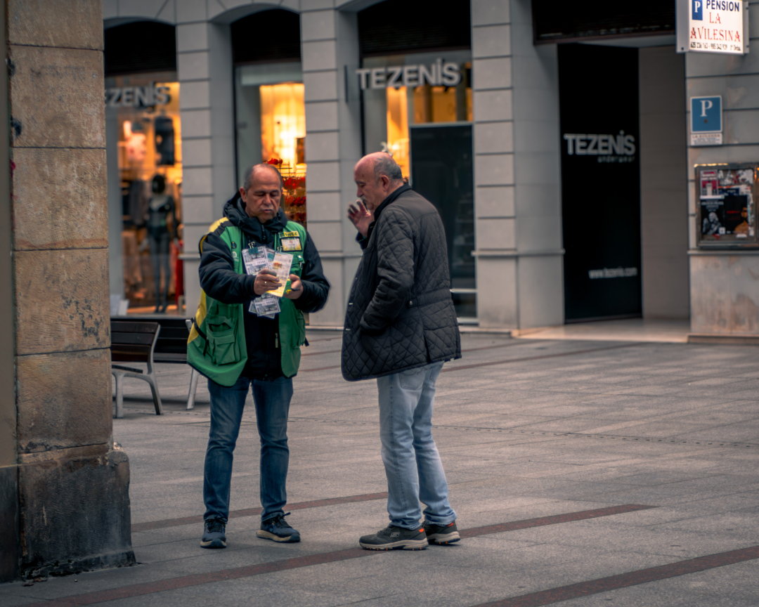 gombau's tweet photo. Dame uno que toque
Panasonic GX80 - 1/125 seg. - f/1,7 - ISO 200 - 50 mm

#Panasonic
#StreetPhotography
#CityLife
#VidaEnLaCiudad
#StreetPhotographers
#StreetPhotographersCommunity
#Life_Is_Street
#StoryOfTheStreet
#StreetThings https://t.co/4GXEshKEao