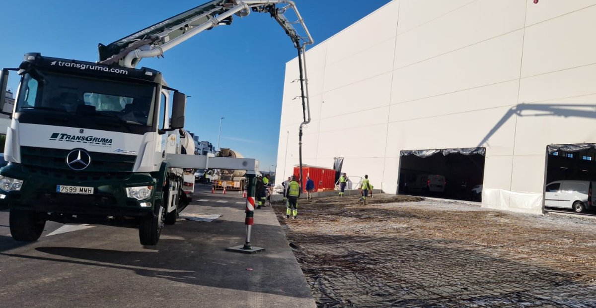 IndustrialMagna's tweet photo. Solutec se encuentra en la fase final de los 🏗️ trabajos de adecuación de una #navelogística de nueva construcción ubicada en en la calle Eduardo Barreiros de Madrid.

Leer ➡️ https://t.co/QVzaAnhQQT https://t.co/S6kOv3IvEf