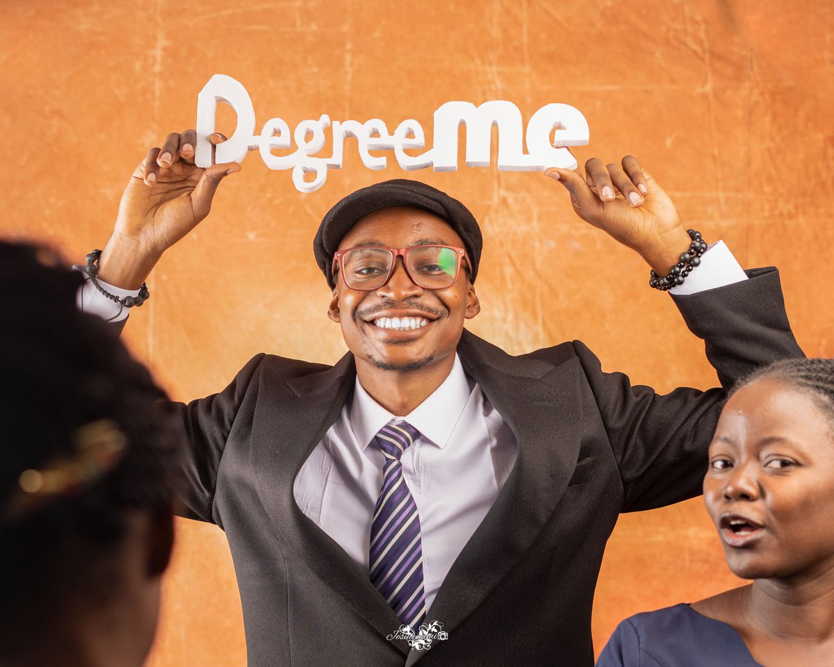 Jair_lens's tweet photo. Well Well
He is Jair 💡✨ 

First frame: 16/1/2018. I had just gotten admission to FUTA, wrote a letter to God, telling him what I wanna graduate with.

Well
Presenting,
Gbemileke Ogunyebi 
B.Eng Industrial and Production Engineering (FUTA)
First class honors (4.60/5.00). https://t.co/imhjjC8sio