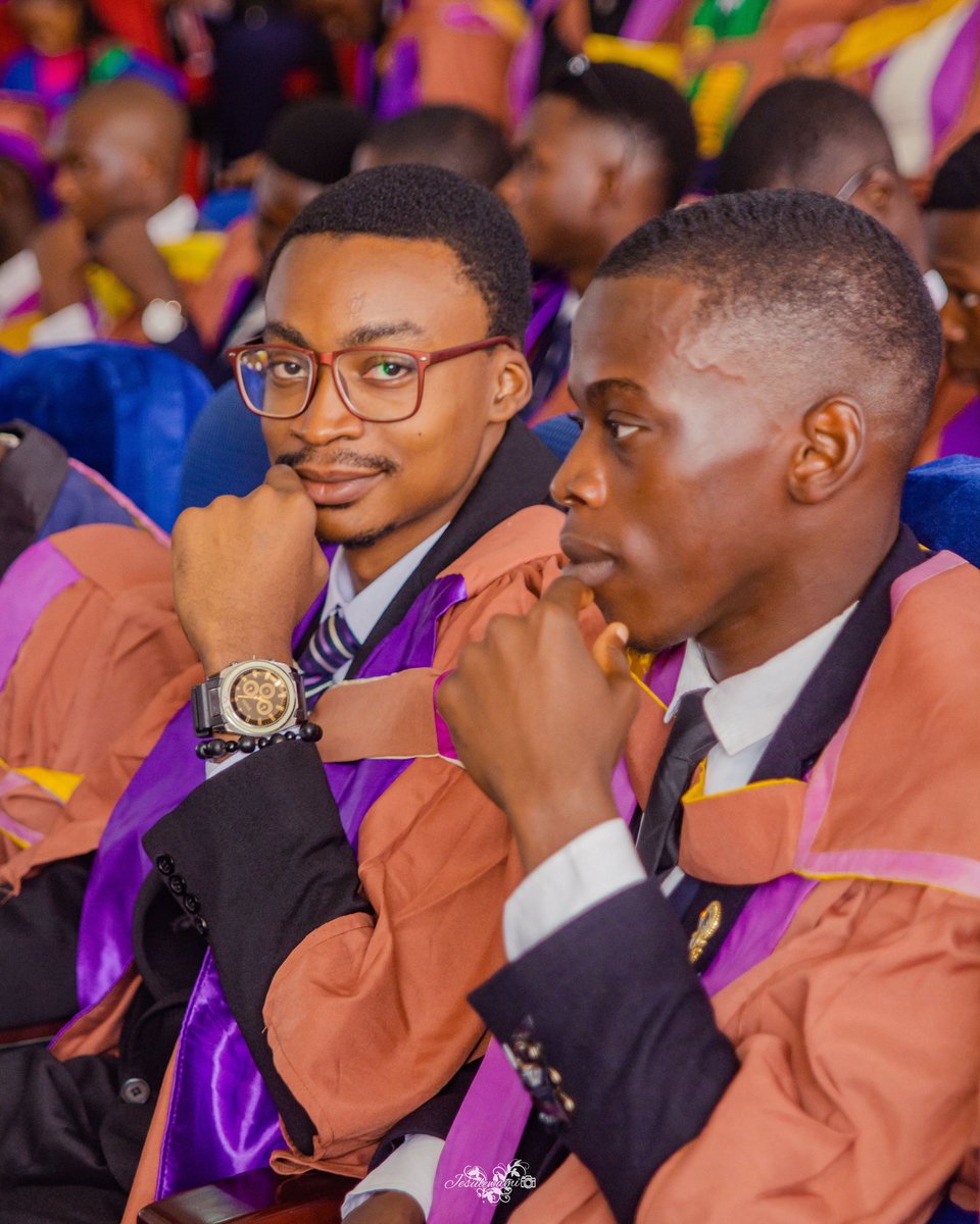 Jair_lens's tweet photo. Well Well
He is Jair 💡✨ 

First frame: 16/1/2018. I had just gotten admission to FUTA, wrote a letter to God, telling him what I wanna graduate with.

Well
Presenting,
Gbemileke Ogunyebi 
B.Eng Industrial and Production Engineering (FUTA)
First class honors (4.60/5.00). https://t.co/imhjjC8sio
