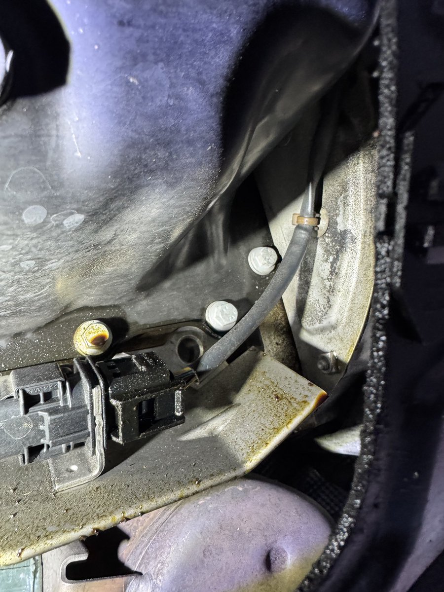 FPtrustMori's tweet image. しかし、決定的な水漏れ箇所は見当たらない。

冷機時に漏れて暖まったら漏れない。

こんな症状は過去に経験ないなぁ。
#BMW120I
#UL20
#N46B20B