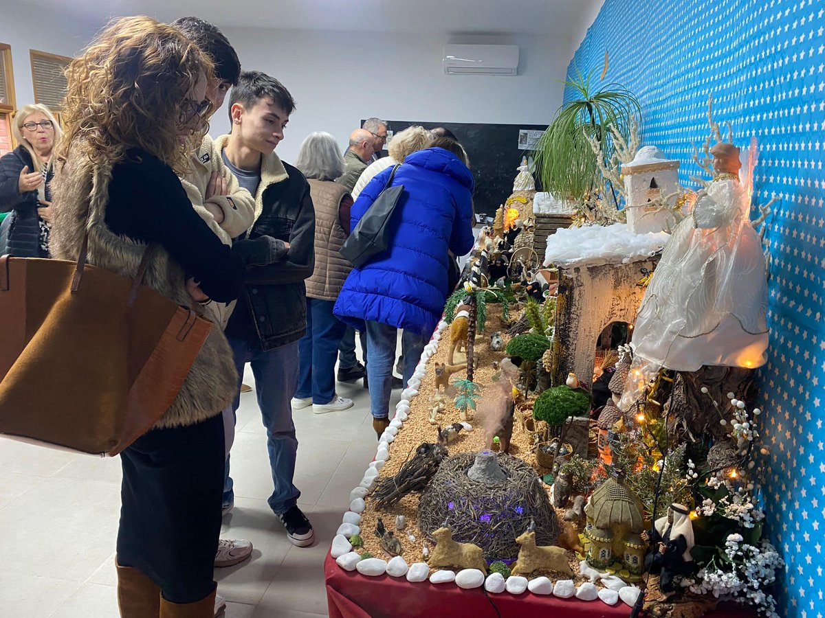Los vecinos de la pedanía de La Raja han inaugurado y bendecido su Belén. Este Belén forma parte de la Ruta Belenista de la Asociación San Francisco de Asís y estará abierto al público a partir del 20 de diciembre.
¡Una tradición navideña que no puedes perderte! 🎄