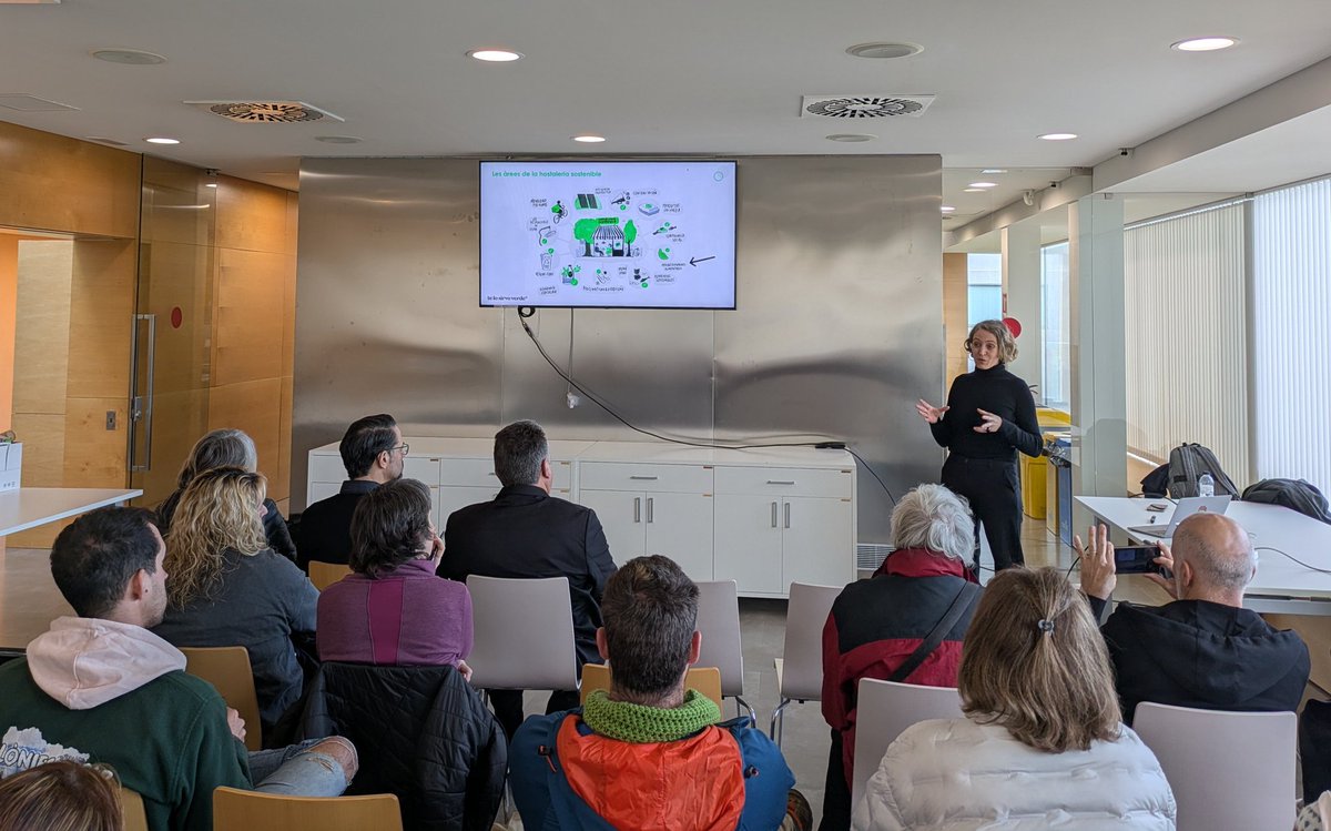 ACCAC_'s tweet photo. Avui ens trobem a la Jornada Serhs. De la mà de #TeloSirvoVerde aprofundim en les claus per prevenir el #MalbaratamemAlimentari a les #casesdecolonies i #albergs https://t.co/tk0OKv6CyE