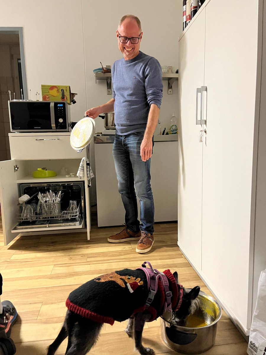 Nikolo-Feier 2024: Our office dog Polly enjoyed Bernhard's famous pumpkin soup just as the rest of us 🎅 #ESD #CHES
