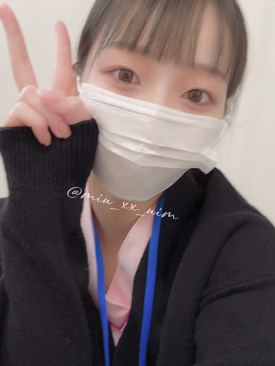 ただいま❕
フォロワー1万人ありがとう🥳🎉🎊
ピース撮ったらめちゃぶれた✌️笑