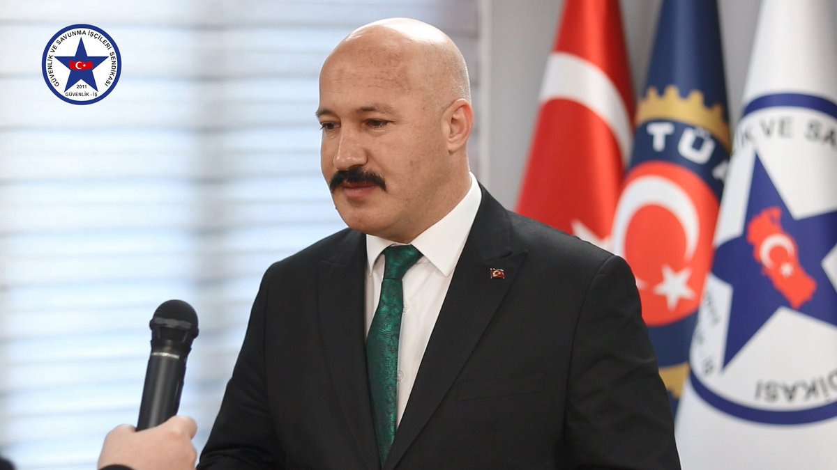 Guvenlik_is's tweet photo. Genel Başkanımız Ömer ÇAĞIRICI açıklamalarda bulundu, 'Özel Güvenlik Görevlileri Zorda! Geçinemiyor!'

Çağırıcı, ''Asgari ücret görüşmeleri bugün başlıyor. Biz Güvenlik İş Sendikası olarak “hissedilen enflasyonun” emekçilere yansımasını bekliyoruz. Buna ek olarak ağır ekonomik şartlar ve enflasyon altında ezilen emekçilere ,özel güvenlik görevlilerine geçinmek adına refah payı düzenlemesi verilmeli, bunun için kanun düzenlemesi yapılmalıdır.

Ağır vergi yükünden kurtulmamız için Çalışma ve Sosyal Güvenlik Bakanlığı ile Hazine ve Maliye Bakanlığı bir çalışma yapmalıdır. Biz sendika olarak özel güvenlik görevlisi üyelerimizin hakkını sonuna kadar arayacağız. Konfederasyonumuz TÜRK-İŞ her zaman olduğu gibi bugün de işçi ve emekçilerin yanındadır.

Bütün bu düşüncelerle asgari ücret görüşmelerinin hayırlara vesile olmasını diliyorum'' dedi.
👇👇👇
https://t.co/hyfmbShShC
#asgariücret #GüvenlikİşSendikası #ömerçağırıcı