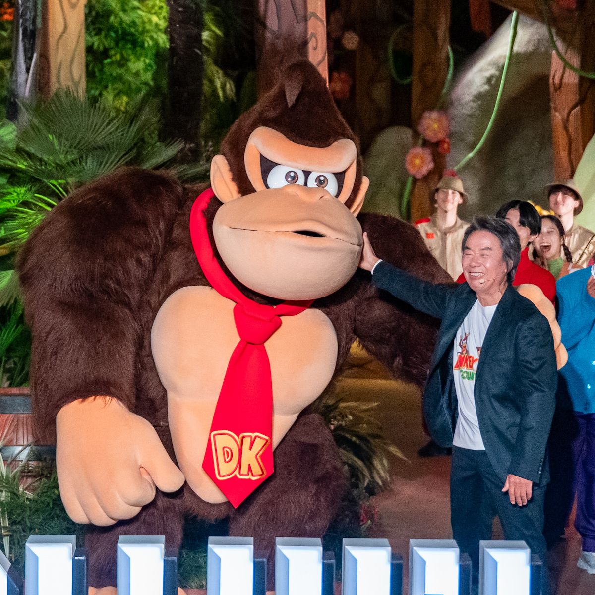 DtimesDeparture's tweet photo. 【 #USJ 】明日12月11日グランドオープン！
ユニバーサル・スタジオ・ジャパン『スーパー・ニンテンドー・ワールド』新エリア『 #ドンキーコング・カントリー 』前夜祭
任天堂 #宮本茂 フェロー、 #福原遥 さん、ドンキーコングが登場☆
詳細→https://t.co/eiE6wksT5o https://t.co/bLOVRc7FTR