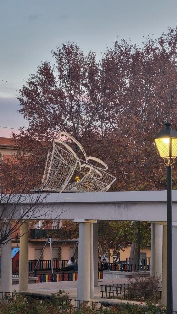AVVBarrioMosca's tweet photo. La idea podría parecer buena pero la realidad ha sido otra. Nos conformabamos con el mismo árbol de todos los años en la Plaza Romana. #usera #navidad @jmd_usera https://t.co/fKeMNaIFFy