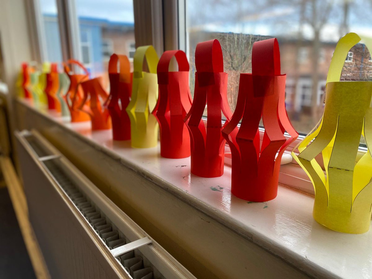 StAntonysCC's tweet image. Y7 learnt about &quot;la fête des Lumières&quot; recently in French class and made their own lumignons (lanterns). Bon Travail!!
#Frenchclass #lumieres #Lanterns
