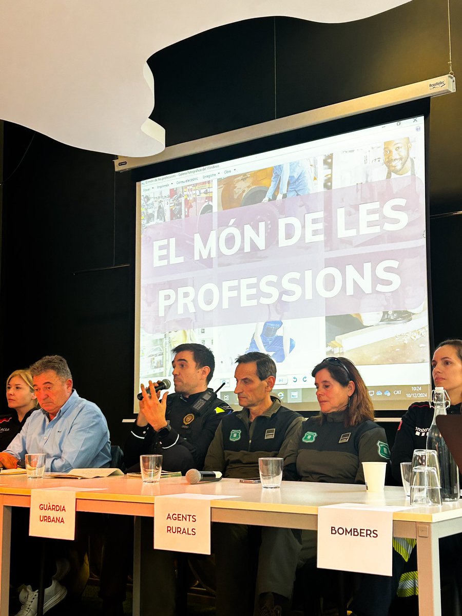 lleidaJove's tweet photo. Avui comença "El món de les professions" amb la participació de @gUrbanaLleida @mossos @agentsruralscat @bomberscat i presons! 👮👩‍🚒

@paerialleida @educaciolleida https://t.co/U80XYFVHwi