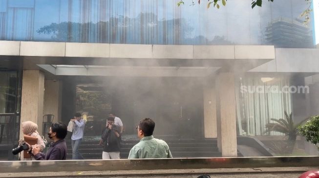suaradotcom's tweet photo. BREAKKKIIIINGGGGG NEWS! Ledakan Terjadi di Gedung Perkantoran Dekat Wapress, Karyawan Berhamburan 

- A THREAD - https://t.co/mc7GMsA4hF