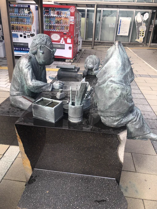 旅の中間報告です(お返事、旅行中はできないので帰ったらします)1日目夜 広島着原爆ドームで合掌広島焼きいただく2日目 広島→境港水木しげるを堪能海鮮丼いただく現在 境港→出雲へ移動中以上、現場からでした 