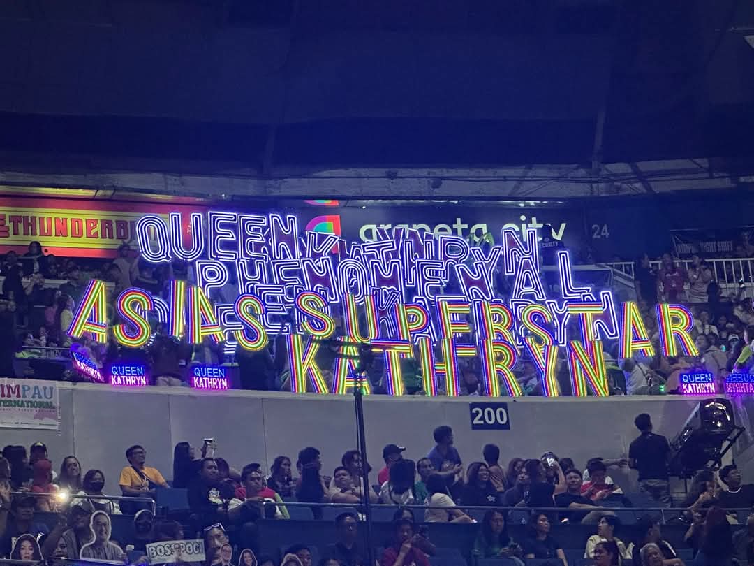 SimplyKCMB's tweet photo. We love you, our Asia's Superstar @bernardokath! ♥️

#OneLoveForKathryn
KATHRYN LIGHTS UP ARANETA https://t.co/bxJWy3rFQr