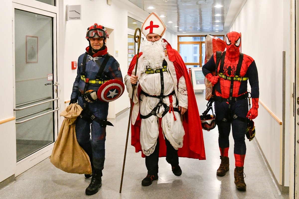 🎅🦸‍♂️ Spektakulärer Nikolaustag am Campus Barmen: Die Höhenretter der Feuerwehr Wuppertal seilten sich als Nikolaus &amp; Superhelden vom Dach unserer Kinderklinik ab und überreichten Schokonikoläuse an strahlende Kinder. 🍫❤️ #hukw #nikolaus #committedtolife