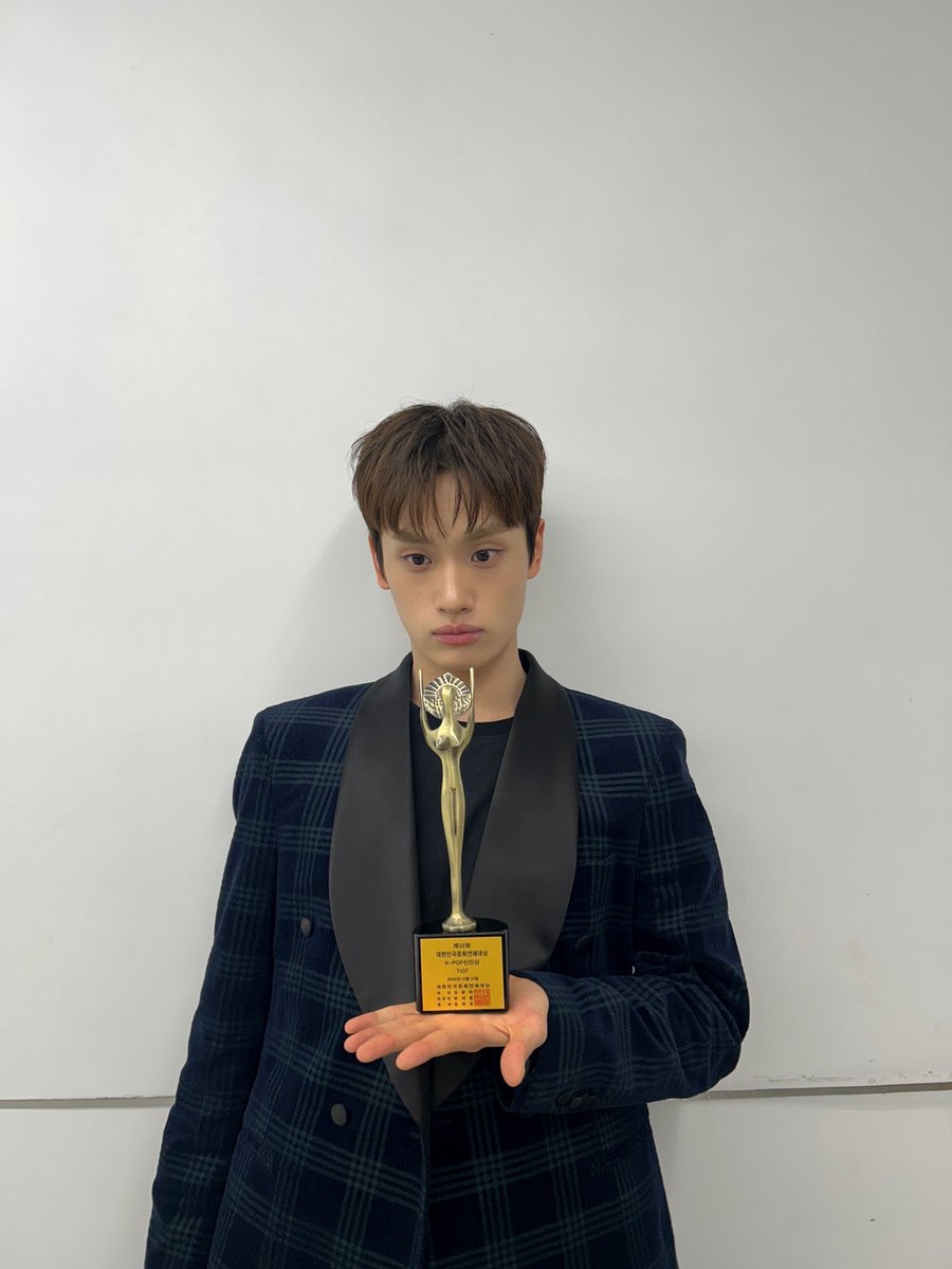 TIOT_NOW's tweet photo. [#준현]
신인상 감사합니다🏆
앞으로 더 많이 많이 상받아보아요 😜🤪

#금준현 #KUMJUNHYEON
#TIOT #티아이오티 https://t.co/FGKuuJ980f