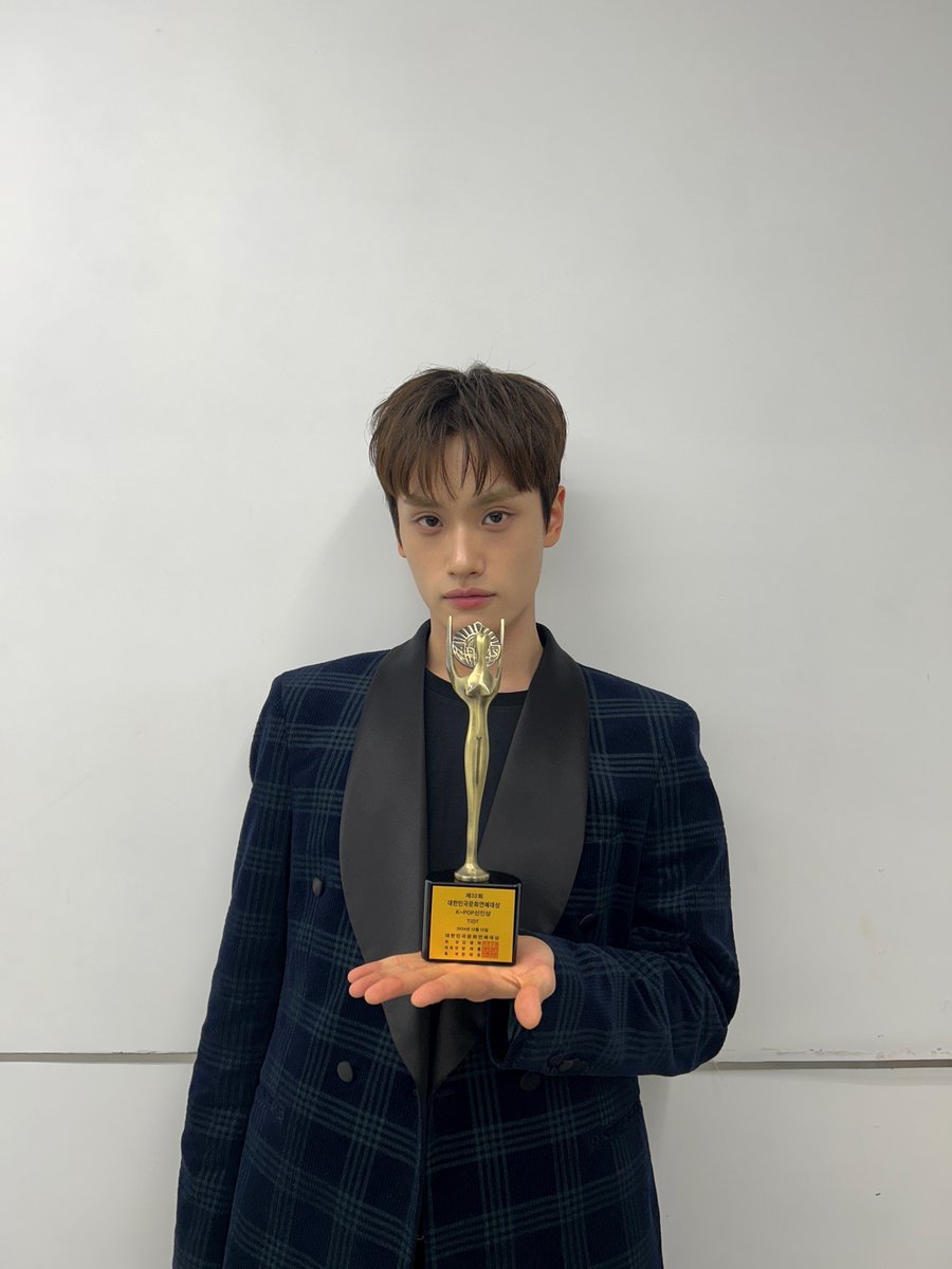 TIOT_NOW's tweet photo. [#준현]
신인상 감사합니다🏆
앞으로 더 많이 많이 상받아보아요 😜🤪

#금준현 #KUMJUNHYEON
#TIOT #티아이오티 https://t.co/FGKuuJ980f