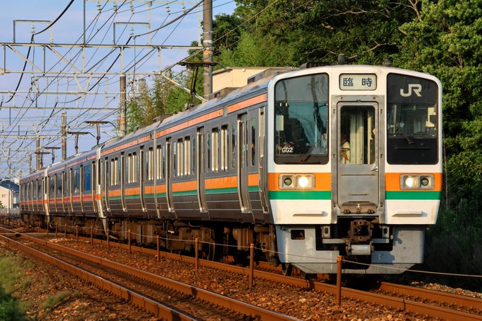 211系と313系を連ねた臨時列車