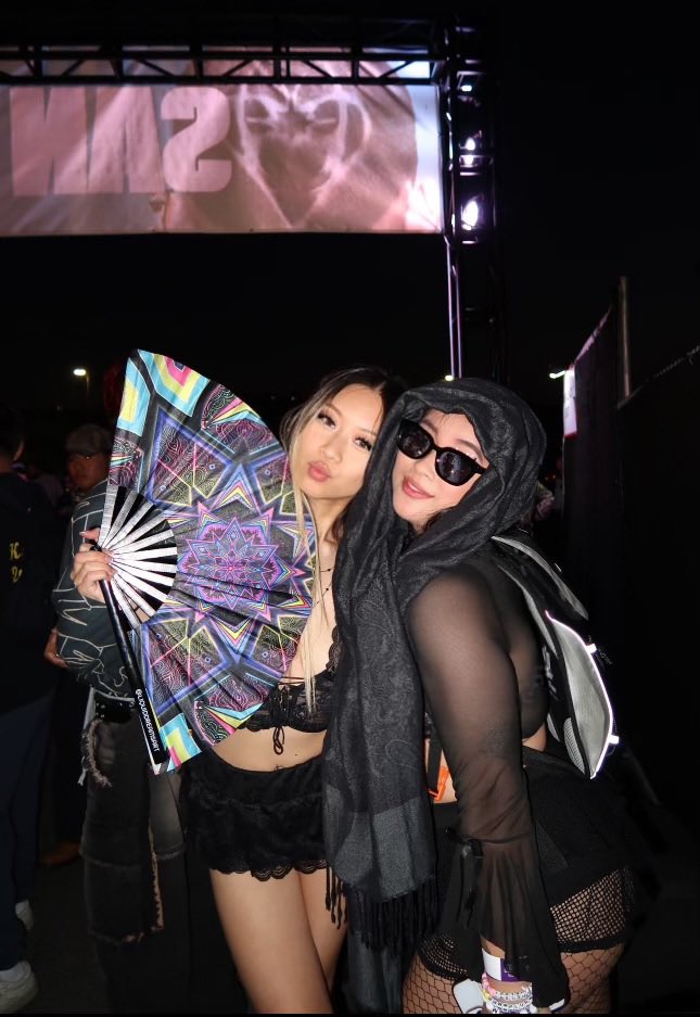 thanmelissa's tweet photo. isoknock w/ twinim <3 https://t.co/NVRRSKbX3P