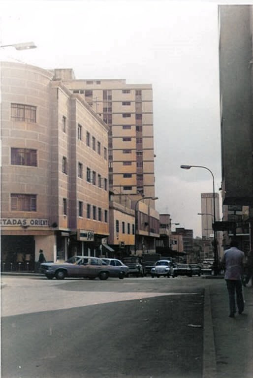 Caracascuentame's tweet photo. Caracas, años 70. El edificio Alcabala en la esquina de Alcabala, parroquia La Candelaria. Donde dice Tostadas Oriente ha funcionado desde hace tiempo el Restaurant La Cita https://t.co/ukZKBbrQLc