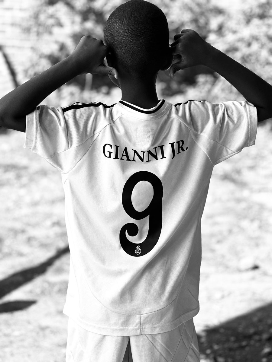 mutesi_lydie's tweet photo. Babyeyi, ni byiza cyane igihe umwana akweretse ikintu akunze akiri muto iyo ari cyiza cyangwa impano umubonyemo, kumushyigikira mu buryo bwose bushoboka. 

Ndashimira cyane abantu bitangira gukuza impano z’abana, hano by’umwihariko ndashimira @ggfa_rw uburyo bitangira kwigisha abana bacu gukina umupira w’amaguru, bakabikora kinyamwuga kandi babishyizeho umutima n’imbaraga.

Abayobozi ba Academy, aba coaches mwese akazi mukora turagashima cyane mukomereze aho 👏🏾🙌🏾🏈

@HenryMuhireh Bro warakoze cyane gutuma menya Gasabo Gorilla Football Academy, Gianni Jr.  arishimye sana!