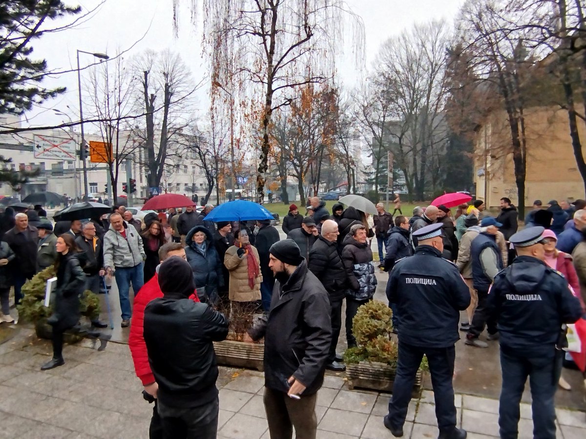 p_sredic's tweet photo. Veliki broj građana okupio se na protestnom okupljanju ispred zgrade NSRS u iščekivanju informacije o sudbini Zakona o budžetskom sistemu. Istovremeno u Vladi traje vanredna sjednica Saveza opštine i gradova na kojoj se odlučuje o njemu. @novabhtv https://t.co/C7nr9DdA4A