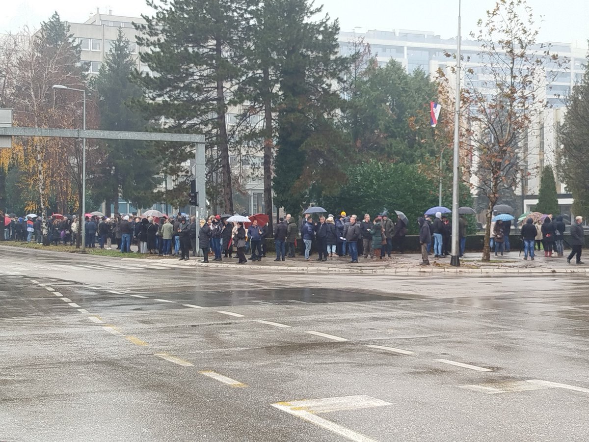 p_sredic's tweet photo. Veliki broj građana okupio se na protestnom okupljanju ispred zgrade NSRS u iščekivanju informacije o sudbini Zakona o budžetskom sistemu. Istovremeno u Vladi traje vanredna sjednica Saveza opštine i gradova na kojoj se odlučuje o njemu. @novabhtv https://t.co/C7nr9DdA4A