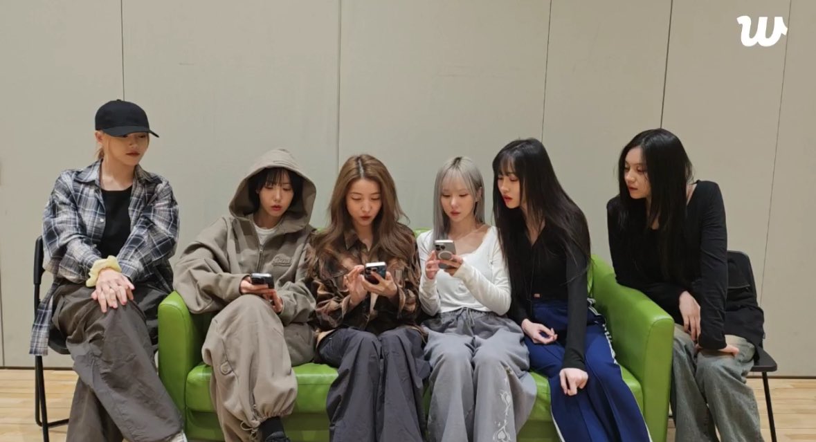 [INFO] 241210 - GFRIEND are live now on Weverse 

🔗weverse.io/gfriend/live/3…

#GFRIEND <a href="/GFRDofficial/">여자친구 GFRIEND</a>