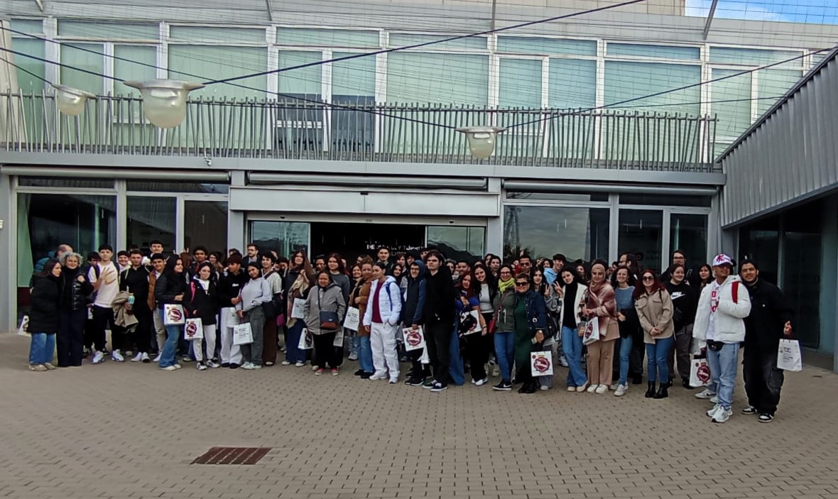 La Navidad empieza cuando nos visitan los alumnos del módulo de Panadería, Confitería y Repostería del IES Virgen del Remedio de Alicante. 👩‍🍳‍👨‍🍳
Este año han venido 99 personas a vernos. ¡Gracias por vuestra visita y felices fiestas! 📷📷
#iesvirgendelremedio