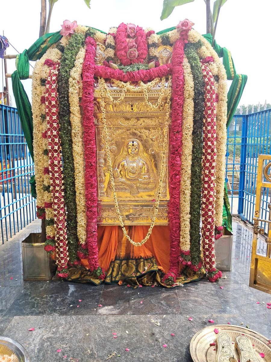 Sarvamula's tweet photo. Today at Tirunelveli nootana silver kavacha samarpana on the occasion of Sri Sri Vibudhendra theerthara aradhana mahotsava.

Sri Sri Vibudhendra Teertha Gurubhyo Namaha 🙏 🙏 https://t.co/ZyVdevfoiq