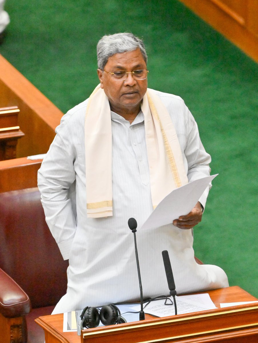 siddaramaiah's tweet photo. ಎಸ್.ಎಂ.ಕೃಷ್ಣ ಅವರು, ಮುತ್ಸದ್ದಿತನ, ದೂರದೃಷ್ಟಿ ಉಳ್ಳವರಾಗಿದ್ದರು. ದೀರ್ಘಕಾಲ ರಾಜಕಾರಣದಲ್ಲಿ‌ ಸಕ್ರಿಯರಾಗಿದ್ದರು.‌

ನಾನು ವಿದ್ಯಾರ್ಥಿ ಆಗಿದ್ದಾಗ ಎಸ್.ಎಂ.ಕೃಷ್ಣ ಅವರು ಕರೆದಿದ್ದ ಪ್ರಜಾ ಸೋಷಿಯಲಿಸ್ಟ್ ಪಾರ್ಟಿಯ ಸಭೆಯಲ್ಲಿ ಭಾಗವಹಿಸಿದ್ದೆ. ಬಳಿಕ ನಾನು ���ೋಹಿಯಾ ಅವರ ಸಮಾಜವಾದಿ ಪಕ್ಷ ಸೇರ್ಪಡೆಯಾ��ೆ. 

ಎಸ್.ಎಂ.ಕೃಷ್ಣ ಅವರು 1962ರಲ್ಲೇ ಸ್ವತಂತ್ರವಾಗಿ ವಿಧಾನಸಭೆಗೆ ಸ್ಪರ್ಧಿಸಿದ್ದರು. ವಿಧಾನಸಭೆ, ವಿಧಾನ‌ ಪರಿಷತ್, ರಾಜ್ಯಸಭೆ, ಲೋಕಸಭೆ ನಾಲ್ಕೂ ಸದನಗಳ ಸದಸ್ಯರೂ ಆಗಿದ್ದು, ರಾಜ್ಯದ ಮುಖ್ಯಮಂತ್ರಿ, ವಿಧಾನಸಭೆ ಸ್ಪೀಕರ್, ಕೇಂದ್ರ ಸಚಿವರು ಹಾಗೂ ರಾಜ್ಯಪಾಲರೂ ಆಗಿದ್ದ ಅಪರೂಪದ ರಾಜಕಾರಣಿ. 

ಎಸ್.ಎಂ.ಕೃಷ್ಣ ಅವರು ಮಹಾರಾಷ್ಟ್ರ ರಾಜ್ಯಪಾಲರಾಗಿದ್ದಾಗಲೇ ನಾನು ಕಾಂಗ್ರೆಸ್ ಸೇರಿದ್ದು. ಅವರು ರಾಜ್ಯಪಾಲರಾಗಿದ್ದಾಗ ನಾನು ಅವರನ್ನು ಭೇಟಿಯಾಗಿ, ನಾನು ಕಾಂಗ್ರೆಸ್ ಸೇರುವ ತೀರ್ಮಾನವನ್ನು ಅವರಿಗೆ ತಿಳಿಸಿದೆ. ಅವರು ನನ್ನ ತೀರ್ಮಾನವನ್ನು ಸ್ವಾಗತಿಸಿದ್ದರು. 

ಒಳ್ಳೆ ಸಂಸದೀಯ ಪಟು, ಎಲ್ಲರನ್ನೂ ಗೌರವದಿಂದ ಕಾಣುತ್ತಿದ್ದರು‌. ಯಾವತ್ತೂ ದ್ವೇಷದ ರಾಜಕಾರಣ ಮಾಡಿದವರಲ್ಲ. ಅವರ ಕಾಲದಲ್ಲೇ ಡಾ.ರಾಜ್ ಕುಮಾರ್ ಅವರ ಅಪಹರಣ ಆಗಿತ್ತು, ಆ ಸಂದರ್ಭದ ದೊಡ್ಡ ಸವಾಲನ್ನು ಎದುರಿಸಿದ್ದರು. ಅದನ್ನು ಯಶಸ್ವಿಯಾಗಿ ನಿಭಾಯಿಸಿದ್ದರು.

ಬೆಂಗಳೂರನ್ನು ಅಂತಾರಾಷ್ಟ್ರೀಯ ಮಟ್ಟಕ್ಕೆ, ಸಿಂಗಾಪುರದಂತೆ ಮಾಡಬೇಕು ಎನ್ನುವ ಉದ್ದೇಶ ಹೊಂದಿದ್ದರು. ಬೆಂಗಳೂರಿಗೆ ಸಿಲಿಕಾ��್ ವ್ಯಾಲಿ ಆಫ್ ಇಂಡಿ��ಾ ಎನ್ನುವ ಹೆಗ್ಗಳಿಕೆ ಬರಲು ಎಸ್.ಎಂ.ಕೃಷ್ಣ ಅವರ ಕೊಡುಗೆ ಅಪಾರ.

ಕಾಂಗ್ರೆಸ್ ಮೂಲಕ ಸುದೀರ್ಘ ರಾಜಕಾರಣ ಮಾಡಿ ಬಿಜೆಪಿ ಸೇರಿ ಒಂದು ವರ್ಷಕ್ಕೆ ರಾಜಕೀಯ ನಿವೃತ್ತಿ ಘೋಷಿಸಿದ ದಕ್ಷ ಆಡಳಿತಗಾರ, ಸಜ್ಜನ-ಮುತ್ಸದ್ದಿ ರಾಜಕಾರಣಿ ಆಗಿದ್ದರು.

ಅವರ ಅಗಲಿಕೆ ನೋವುಂಟು ಮಾಡಿದೆ. ಮೃತರ ಆತ್ಮಕ್ಕೆ ಚಿರಶಾಂತಿ ಸಿಗಲಿ ಎಂದು ಪ್ರಾರ್ಥಿಸುತ್ತೇನೆ. 

- ಮಾಜಿ ಮುಖ್ಯಮಂತ್ರಿ ಎಸ್.ಎಂ.ಕೃಷ್ಣ ಅವರ ನಿಧನಕ್ಕೆ ವಿಧಾನಸಭಾ ಅಧಿವೇಶನದಲ್ಲಿ ನನ್ನ ಸಂತಾಪದ ನುಡಿಗಳು