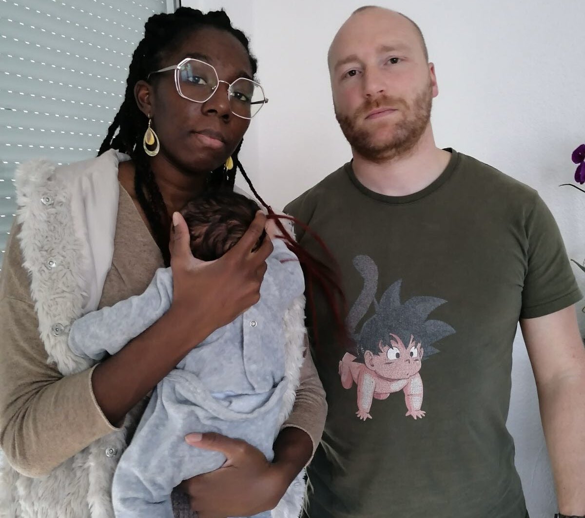 🚨🇫🇷 FLASH | Refoulée aux urgences de nuit de Dijon, une femme accouche sur le parking de l’hôpital. Le bébé, lèvres bleues, naît sur un banc en pleine nuit de novembre, avec l’aide d’un inconnu et de son mari, avant l’arrivée d’une équipe médicale. "On nous a volé ce moment",