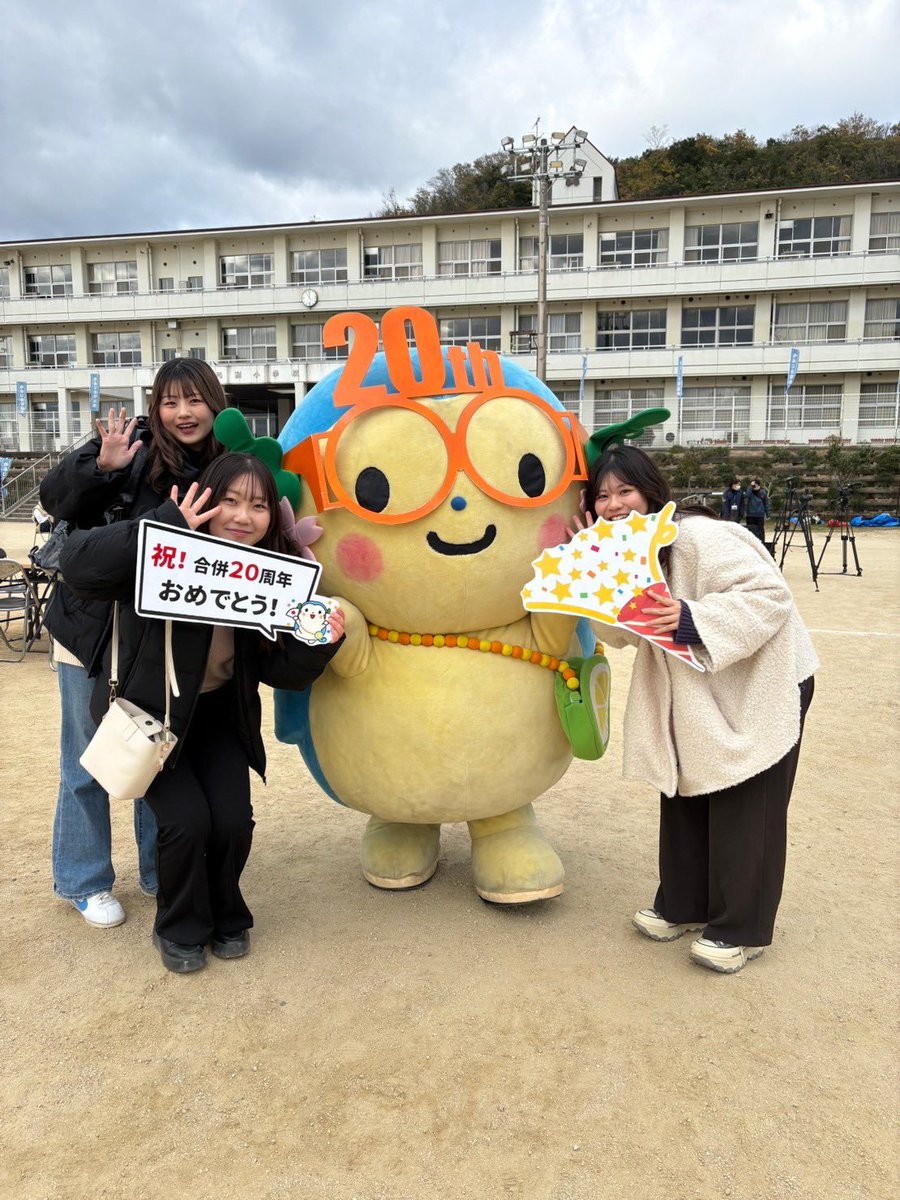 kamijima4's tweet photo. こばりん🌙
12月8日に #かみじま音楽祭 にいってきたりん🎸
あいテレビアナウンサーの滝香織さんもきてくれてたりん🎤

それに有名なアーティストもたくさんきてくれて楽しかったりん🤩
#サンプラザ中野くん さんに #パッパラー河合 さん #TEE さん、#HIPPY さん🎶
すごく盛り上がったりーん‼️ https://t.co/7N3R37vL3Z