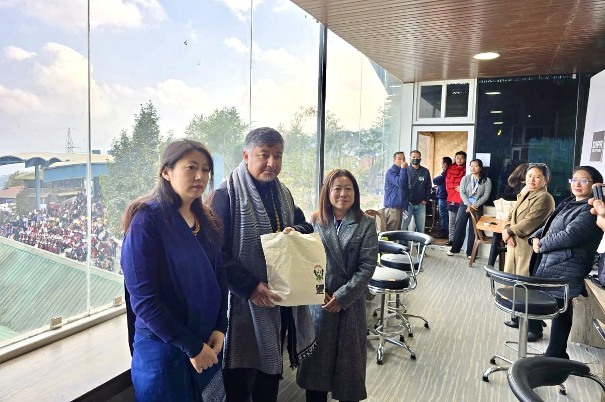 abumetha's tweet photo. Visited the Media Centre at Kisama and interacted with various media persons including the @DDNational, @airnewsalerts and @dipr_nagaland.

Appreciation to the hardworking members of the press and media for the wide coverage of the Hornbill Festival and taking all the features of the event different corners of the world.

I also visited the Art Gallery and saw some amazing creative works of art by our local artists.