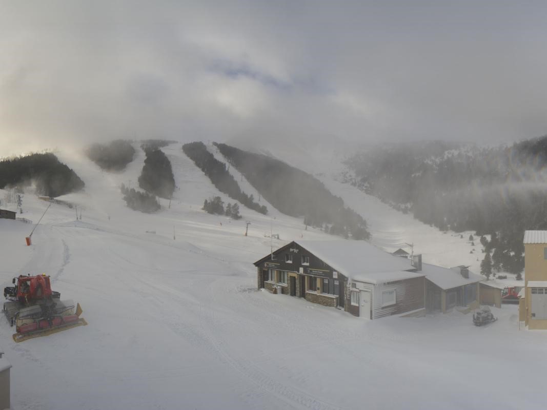 visitpallars's tweet image. Fem una ullada a les webcams de les estacions d'esquí i la panoràmica mola molt! ⛷️❄️ Bon dia! 🌄 Aviat a estrenar esquiada!
#PallarsSobirà 🚠 Captures webcam d'avui: @espotesqui , #Tavascan(@P4Estacions) , @port_aine i la Peülla @baqueira_beret . ❄️⛷️ #Esquí #EstacionsdEsquí
