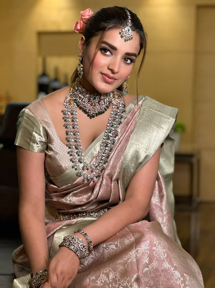 AgerwalNidhhi's tweet photo. Should I make this my everyday look? ☺️ https://t.co/OptCN1tYvy