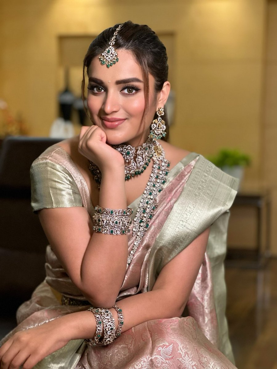 AgerwalNidhhi's tweet photo. Should I make this my everyday look? ☺️ https://t.co/OptCN1tYvy
