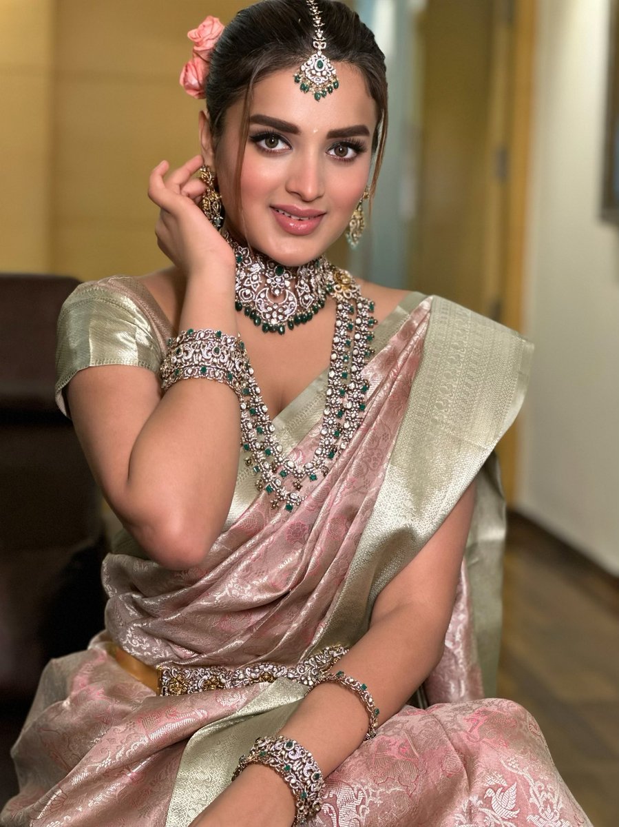 AgerwalNidhhi's tweet photo. Should I make this my everyday look? ☺️ https://t.co/OptCN1tYvy