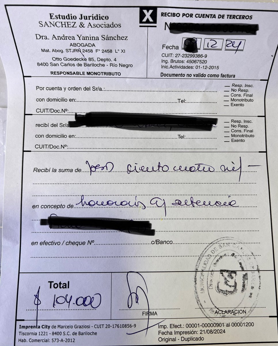 La Dra. Andrea Yanina Sánchez, apoderada del Municipio de San Carlos de Bariloche,  cobro en efvo los honorarios por $104.000 a un contribuyente por una multa de mal estacionamiento  de $11.000 del año 2021, correspondiente a la gestión anterior. Con un recibo pers sin validez